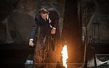 Le Chancelier Sebastian Kurz dépose une gerbe au Hall du Souvenir au mémorial de Yad Vashem, durant une visite officielle, le 10 juin 2018. (Crédit : Hadas Parush/Flash90)
