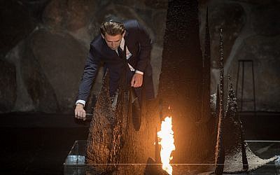 Le Chancelier Sebastian Kurz dépose une gerbe au Hall du Souvenir au mémorial de Yad Vashem, durant une visite officielle, le 10 juin 2018. (Crédit : Hadas Parush/Flash90)