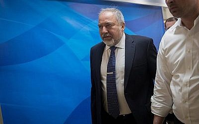 Le ministre de la Défense Avigdor Liberman arrive pour la réunion hebdomadaire du cabinet du Premier ministre à Jérusalem le 10 juin 2018. (Yonatan Sindel/Flash90)