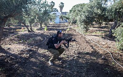 Un soldat en plein exercice dans le plateau du Golan, le 11 juin 2018. (Crédit : Maor Kinsbursky/FLASH90)