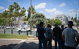 La police sur les lieux d'une attaque au couteau à Afula, le 11 juin 2018. (Crédit : Meir Vaknin/Flash90)