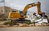 Un bulldozer détruit une maison de l'avant-poste de Netiv Haavot, le 13 juin 2018. (Crédit : Gershon Elinson/Flash90)