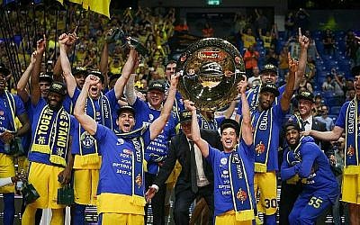Les joueurs de l'équipe de basket-ball du Maccabi Tel Aviv soulèvent le trophée après avoir battu Hapoel Holon lors de la finale de la Premier League israélienne de basket-ball à Tel Aviv, le 14 juin 2018 (Roy Alima/Flash90).