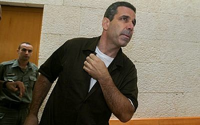 L'ancien ministre de l'Energie Gonen Segev, à la Cour suprême de Jérusalem, lors de l'audience d'appel sur sa condamnation, le 18 août 2006. (Crédit : Flash90)