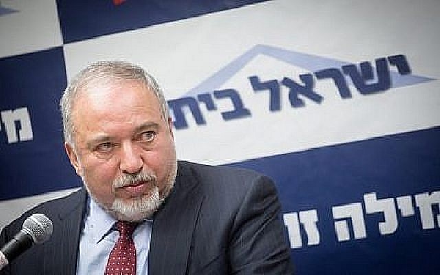 Le ministre de la Défense Avigdor Liberman dirige une réunion de faction de son parti Yisrael Beytenu à la Knesset, le 18 juin 2018. (Miriam Alster/ Flash90)