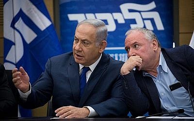 Le Premier ministre Benjamin Netanyahu (à gauche) et le président de la coalition David Amsalem lors d'une réunion de la faction du Likud à la Knesset le 25 juin 2018. (Yonatan Sindel/Flash90)