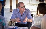 Le prince William, duc de Cambridge, à Frishman Beach, à Tel Aviv, le 26 juin 2018. (Crédit : Niv Aharonson/POOL)