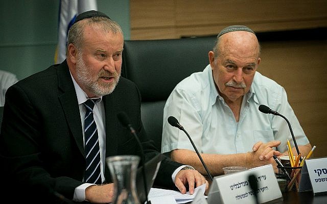 Nissan Slomiansky, chef de la commission de la Constitution, du Droit et de la Justice
 et le procureur général lors d'une réunion à la Knesset, le 25 juin 2018. (Crédit : Yonatan Sindel/Flash90)