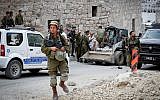 Les soldats israéliens sur les lieux d'une tentative d'attaque au véhicule-bélier dans la ville de Hébron, en Cisjordanie, le 2 juin 2018 (Crédit : Wisam Hashlamoun/Flash90)