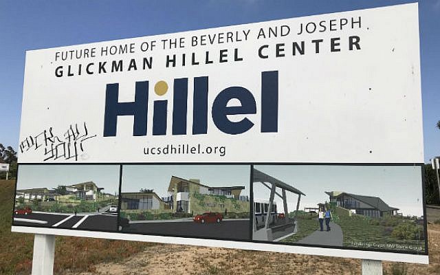 Le panneau signalant la création du nouveau centre juif Hillel de l'Université de Californie à San Diego, aux Etats-Unis, a été tagué avec des graffitis insultants, le 4 juin 2018. (Avec l'aimable autorisation de Hillel San Diego) Le panneau signalant la création du nouveau centre juif Hillel de l'Université de Californie à San Diego, aux Etats-Unis, a été tagué avec des graffitis insultants, le 4 juin 2018. (Avec l'aimable autorisation de Hillel San Diego)