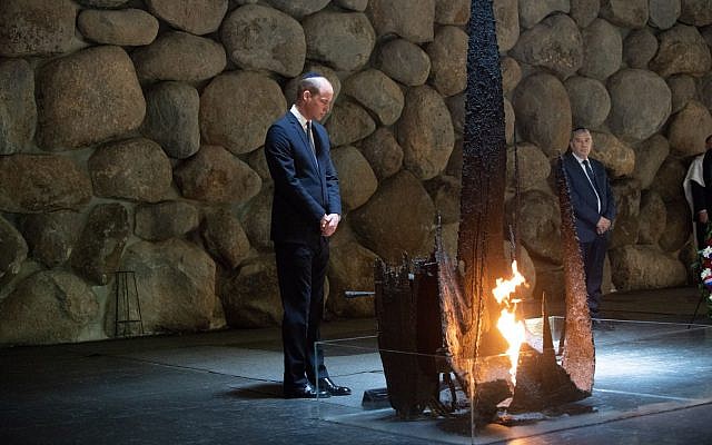 Le Prince William se recueille au Temple du Souvenir au musée commémoratif de la Shoah à Yad Vashem à Jérusalem le 26 juin 2018. (Crédit : Ben Kelmer) Le Prince William se recueille au Temple du Souvenir au musée commémoratif de la Shoah à Yad Vashem à Jérusalem le 26 juin 2018. (Crédit : Ben Kelmer)