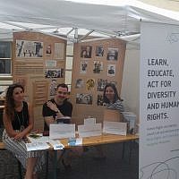 Des jeunes gens tiennent le stand de l'Institut Tom Lantos, qui soutient la diversité, ainsi que les droits de l'homme pour les populations minoritaires, au festival de rue Judafest à Budapest, le 10 juin 2018. (Yaakov Schwartz/ Times of Israel)