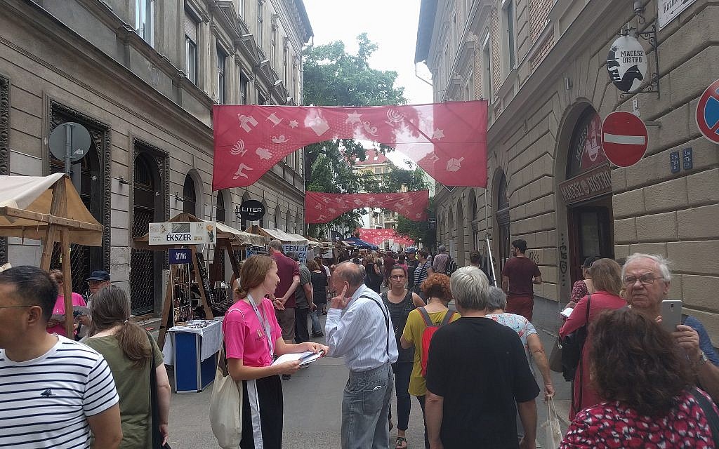 Le festival de rue Judafest à Budapest, le 10 juin 2018. (Yaakov Schwartz/ Times of Israel)