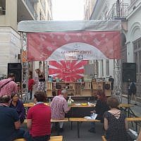 Une démonstration culinaire juive au festival de rue Judafest à Budapest, le 10 juin 2018. (Yaakov Schwartz/ Times of Israel)