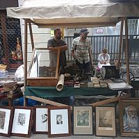 Un stand de Judaica et d'art au festival de rue Judafest à Budapest, le 10 juin 2018. (Yaakov Schwartz/ Times of Israel)