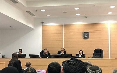Les juges du tribunal central de district de Lod donnent lecture de leur décision dans la requête préalable au procès concernant la recevabilité des aveux donnés par les deux suspects juifs dans l'affaire terroriste de Duma après avoir été torturés par les interrogateurs du Shin Bet, le 19 juin 2018. (Crédit : Jacob Magid/Times of Israel)