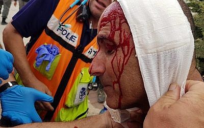 Un policier est soigné par des médecins après avoir été agressé par des résidents lors de l'évacuation de l'avant-poste illégal de Netiv Haavot en Cisjordanie le 12 juin 2018. (Police d'Israël)