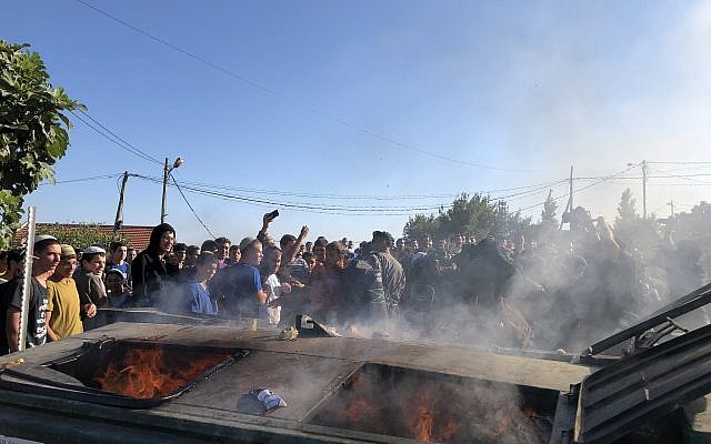 Affrontements entre manifestants et policiers à Netiv Haavot peu avant la démolition de 15 maisons construites illégalement en Cisjordanie, sur ordre de la cour, le 12 juin 2018. (Crédit : Jacob Magid/Times of Israel) Affrontements entre manifestants et policiers à Netiv Haavot peu avant la démolition de 15 maisons construites illégalement en Cisjordanie, sur ordre de la cour, le 12 juin 2018. (Crédit : Jacob Magid/Times of Israel)