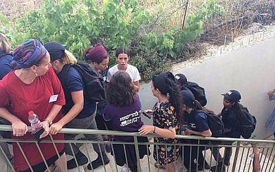 Des manifestants à l'avant-poste de Netiv Haavot dans la région du Gush Etzion en Cisjordanie peu avant la démolition prévue de 15 maisons construites illégalement, le 12 juin 2018. (Luke Tress/Times of Israel)