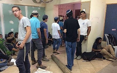 Des manifestants à l'avant-poste de Netiv Haavot, dans la zone du Gush Etzion en Cisjordanie, à l'intérieur d'une des 15 maisons construites illégalement peu avant leur démolition prévue, le 12 juin 2018. (Luke Tress/Times of Israel)