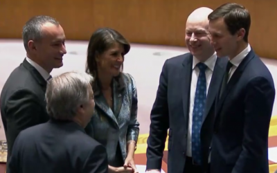 De gauche à droite : le coordinateur spécial pour le processus de paix au Moyen-Orient Nickolay Mladenov , le secrétaire d'Etat des Nations unies Antonio Guterres, l'ambassadrice américaine à l'ONU Nikki Haley, l'envoyé pour la paix américain Jason Greenblatt et le conseiller spécial et gendre du président Donald Trump Jared Kushner avant une session du conseil de sécurité de l'ONU sur le conflit israélo-palestinien (Crédit : capture d'écran Nations unies)