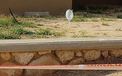 Un ballon suspect dans la cour d'une maison de la ville de Sderot le 24 juin 2018. (Police d'Israël)