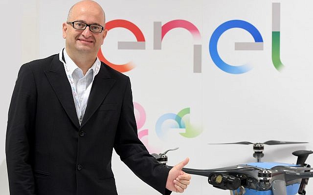 Ernesto Ciorra d'Enel, chef de l'innovation, avec le drone de Percepto (Autorisation) Ernesto Ciorra d'Enel, chef de l'innovation, avec le drone de Percepto (Autorisation)