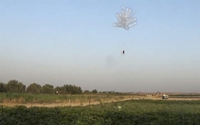 Ballons incendiaires lancés en Israël depuis la bande de Gaza en mai 2018. (Capture d'écran : Quds news) Ballons incendiaires lancés en Israël depuis la bande de Gaza en mai 2018. (Capture d'écran : Quds news)