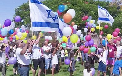 Les enfants et les habitants du kibboutz  Nir Am envoient des ballons pleins de bonbons vers la bande de Gaza, le 15 juin 2018 (Capture d'écran :  : Hadashot TV News)