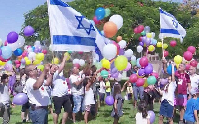 Les enfants et les habitants du kibboutz Nir Am envoient des ballons pleins de bonbons vers la bande de Gaza, le 15 juin 2018 (Capture d'écran : : Hadashot TV News) Les enfants et les habitants du kibboutz Nir Am envoient des ballons pleins de bonbons vers la bande de Gaza, le 15 juin 2018 (Capture d'écran : : Hadashot TV News)