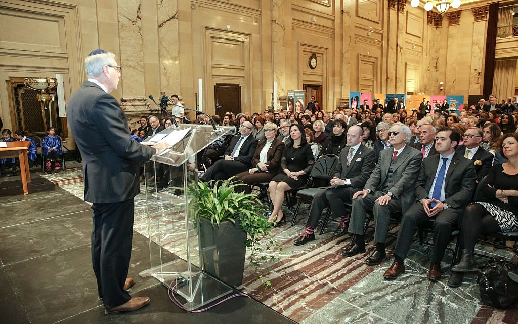 Le président de Shearith Israel Edmond Elbaz  lors d'une cérémonie organisée à l'hôtel de ville de Montréal, le 20 mars 2018 (Crédit : Sylvain Légaré)