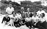 La famille Kennedy à Hyannis Port, le 4 septembre 1931. De gauche à droite : Robert Kennedy, John F. Kennedy, Eunice Kennedy, Jean Kennedy (sur les genoux de) Joseph P. Kennedy Sr., Rose Fitzgerald Kennedy (enceinte d'Edward "Ted" Kennedy au moment de la photo), Patricia Kennedy, Kathleen Kennedy, Joseph P. Kennedy Jr. (behind) Rosemary Kennedy. (Crédit : domaine public)
