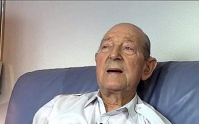 Le colonel Mordaunt Cohen, ancien combattant britannique de la Seconde guerre mondiale, durant une interview le 6 août 2015. (Crédit : capture d'écran ministère de la Défense)