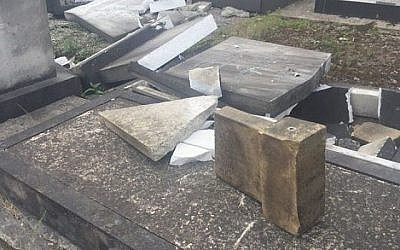 Des pierres tombales brisées au cimetière juif d'Urmston à Manchester, en Grande-Bretagne. (Twitter/@Joanne13Harding)