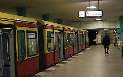 Illustration: le quai d'une station de métro de Berlin, le 23 février 2008. (Crédit : Doron Horowitz/Flash90)