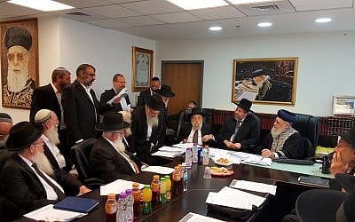 Les grands rabbins d'Israël en réunion d'urgence avec les rabbins sionistes religieux pour évoquer une nouvelle proposition de révision du système de conversion au judaïsme dans le pays, le 3 juin 2018. (Crédit : Porte-parole du Grand-Rabbinat)