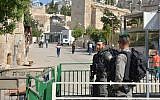 La police des frontière monte la garde près du tombeau des Patriarches, à Hébron, après qu'un bombe artisanale a été trouvée et neutralisée par une équipe de démineurs, le 10 juin 2018. (Crédit : police israélienne)