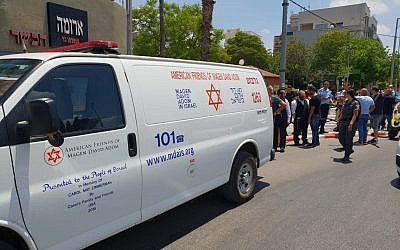 Les services d'urgence sur les lieux d'une attaque au couteau dans la ville d'Afula, le 11 juin 2018. (Crédit : Magen David Adom)