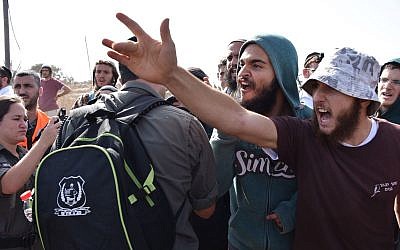 Des jeunes d'extrême-droite manifestant contre la démolition ordonnée par la cour de 17 constructions au sein de l'avant-poste illégal de Tapuah West. (Crédit : Police israélienne)