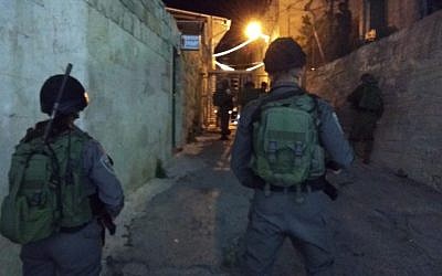 Photo d'illustration : La police des frontières près du tombeau des Patriarches à Hébron, où un dispositif explosif a été jeté sur les officiers, le 20 juin 2018 (Crédit : Police israélienne)