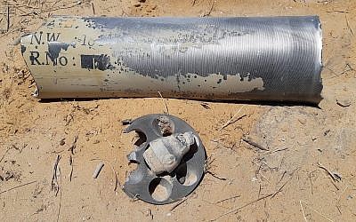 Une roquette tirée depuis Gaza qui a atterri dans l'une des localités de la région d'Eshkol le 20 juin 2018. (Eshkol Security)