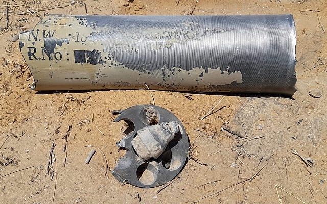 Une roquette tirée depuis Gaza qui a atterri dans l'une des localités de la région d'Eshkol le 20 juin 2018. (Eshkol Security) Une roquette tirée depuis Gaza qui a atterri dans l'une des localités de la région d'Eshkol le 20 juin 2018. (Eshkol Security)