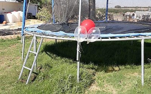 Un ballon sur lequel est fixé un petit engin explosif, qui s'est coincé sur un trampoline dans un jardin de la région d'Eshkol, dans le sud d'Israël, le 19 juin 2018. (Eshkol Security)