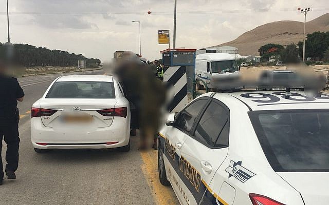 Illustration: un véhicule de la police israélienne arrête une voiture en Cisjordanie, le 20 juin 2018. (Crédit : police israélienne) Illustration: un véhicule de la police israélienne arrête une voiture en Cisjordanie, le 20 juin 2018. (Crédit : police israélienne)