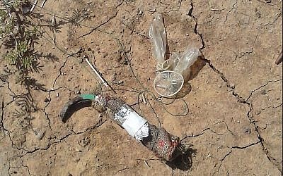 Un dispositif incendiaire découvert dans une communauté du Conseil régional de Shaar HaNeguev, le 21 juin 2018. (Crédit : police israélienne)