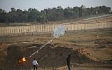 Deux Palestiniens font voler un cerf-volant incendiaire de la bande de Gaza vers le territoire israélien lors de manifestations de masse le long de la clôture de sécurité le 8 juin 2018. (Armée israélienne)