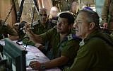 Le commandant de brigade Givati Ofer Winter au centre, avec le chef d'état-major Benny Gantz et le général de division Sami Turjeman, pendant l'Opération Bordure protectrice, le 2 août 2014.. (Crédit : Armée israélienne)