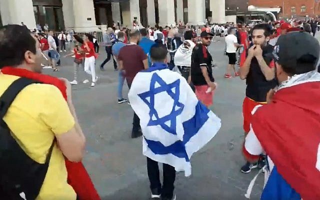 Un Israélien est chahuté par des supporters tunisiens à Moscou, le 21 juin 2018 (Capture d'écran vidéo Facebook) Un Israélien est chahuté par des supporters tunisiens à Moscou, le 21 juin 2018 (Capture d'écran vidéo Facebook)