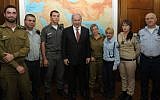 Le Premier ministre Benjamin Netanyahu, (au centre), avec le chef de l'enseignement militaire de l'époque le général de brigade Eli Schermeister, (à droite), et des participants du programme de conversion Nativ, le 15 décembre 2010. (Crédit : Amos Ben-Gershom/GPO, File/Autorisation)