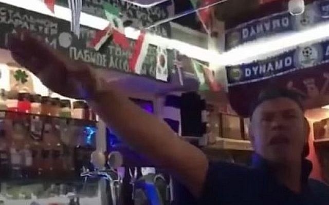 Des supporters britanniques font le salut nazi dans un bar de Volgograd, en Russie. (Crédit : capture d'écran YouTube) Des supporters britanniques font le salut nazi dans un bar de Volgograd, en Russie. (Crédit : capture d'écran YouTube)
